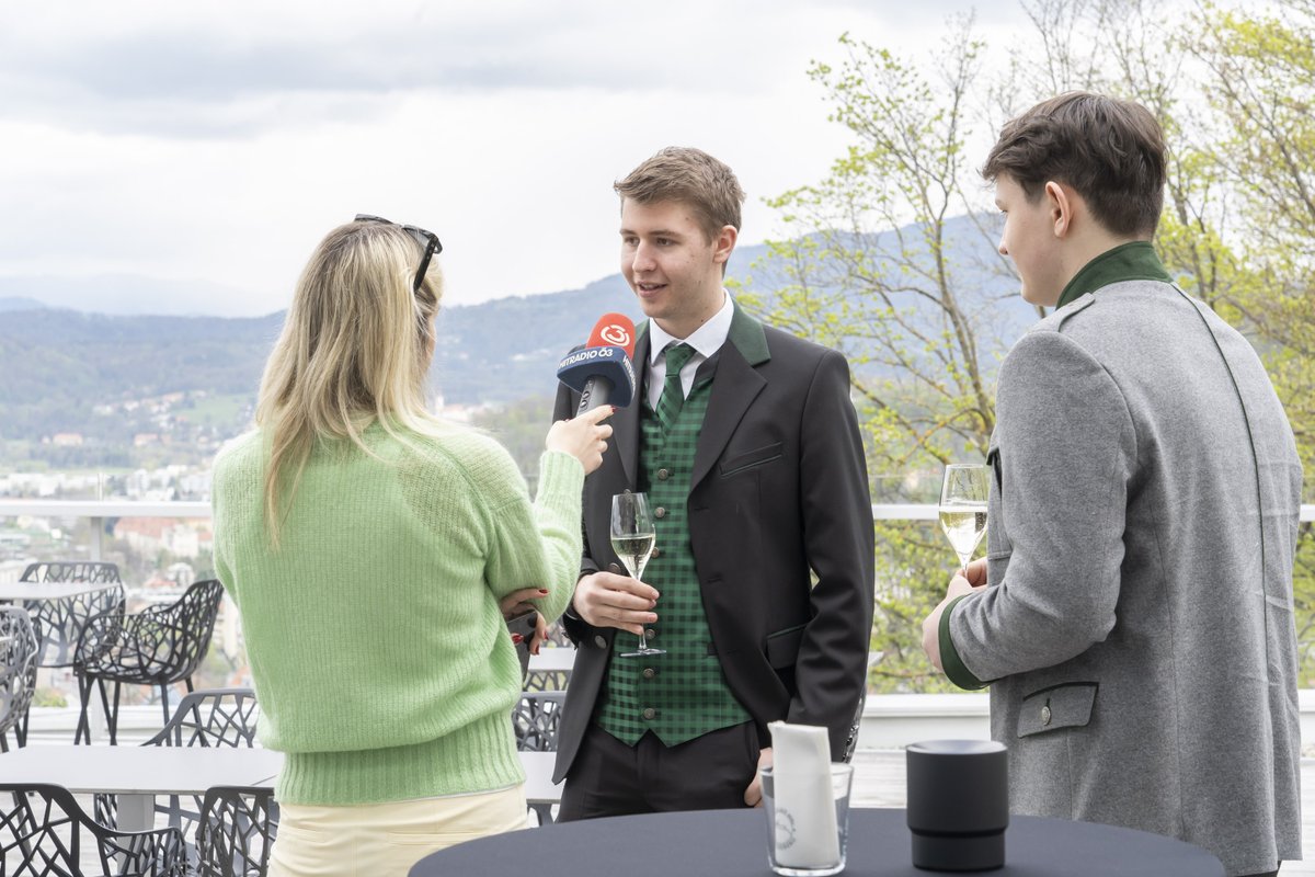 HotelHoeflehner's tweet photo. Wir sind stolz auf unseren Christian Handl der bei den Junior Skills Austria 𝗦𝗜𝗟𝗕𝗘𝗥 im Bereich Service für die Steiermark gewann. 🤩
Es folgte eine Einladung zur offiziellen Ehrung durch die Landesrätin MMag. Barbara Eibinger-Miedl in Graz. 👍

#steiermark  @wkstmk #fex https://t.co/FSOc1WKRoJ