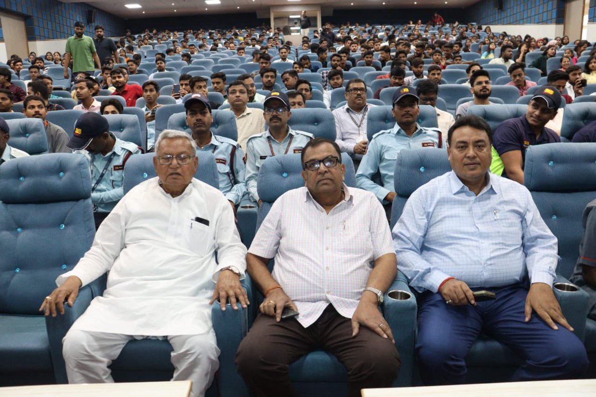 Gopal Narayan Singh tweet media