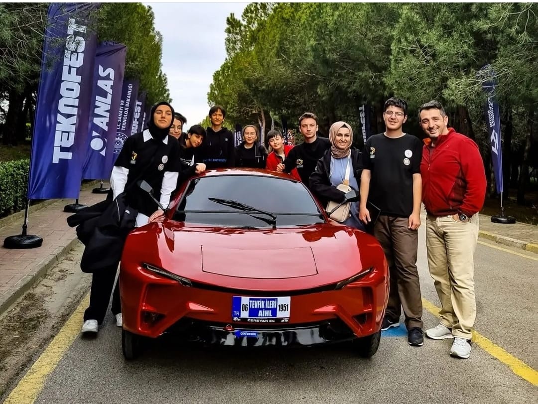 meb_dinogretimi's tweet photo. Bir başarı öyküsü daha🎯🤲
 @tevfikileriaihl okulumuz Cereyan_ec takımıyla 
#TEKNOFEST2023 Elektrikli Araç yarışlarında

🏆2 farklı kategoride 
🥇Türkiye 1. si oldular. 

Yerlilik alanında 1. lik ve tasarım alanında en güzel tasarım seçilerek görsel tasarım ödülü aldı.
#TEKNOFEST https://t.co/FEA6Rjk6gZ