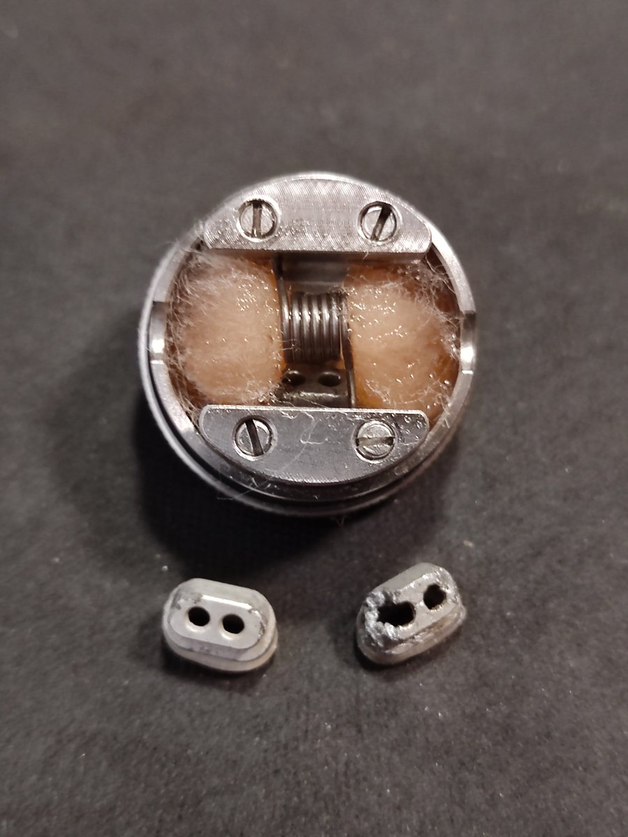 northernstone_'s tweet photo. GR1s使おうと思ったら前のビルドが残ってて
何でコイル下向きにしたんだっけ?
と思ったけど上向きにするとエアフローパーツに
足が当たって溶けちゃうんだった。
とりあえずHALAの予備パーツと交換!🙂
#GasMods #GR1sRDA https://t.co/eKbspK1PJe