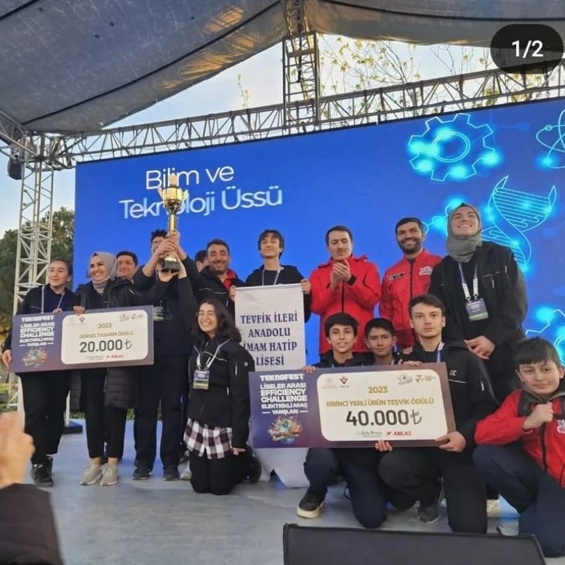 meb_dinogretimi's tweet photo. Bir başarı öyküsü daha🎯🤲
 @tevfikileriaihl okulumuz Cereyan_ec takımıyla 
#TEKNOFEST2023 Elektrikli Araç yarışlarında

🏆2 farklı kategoride 
🥇Türkiye 1. si oldular. 

Yerlilik alanında 1. lik ve tasarım alanında en güzel tasarım seçilerek görsel tasarım ödülü aldı.
#TEKNOFEST https://t.co/FEA6Rjk6gZ