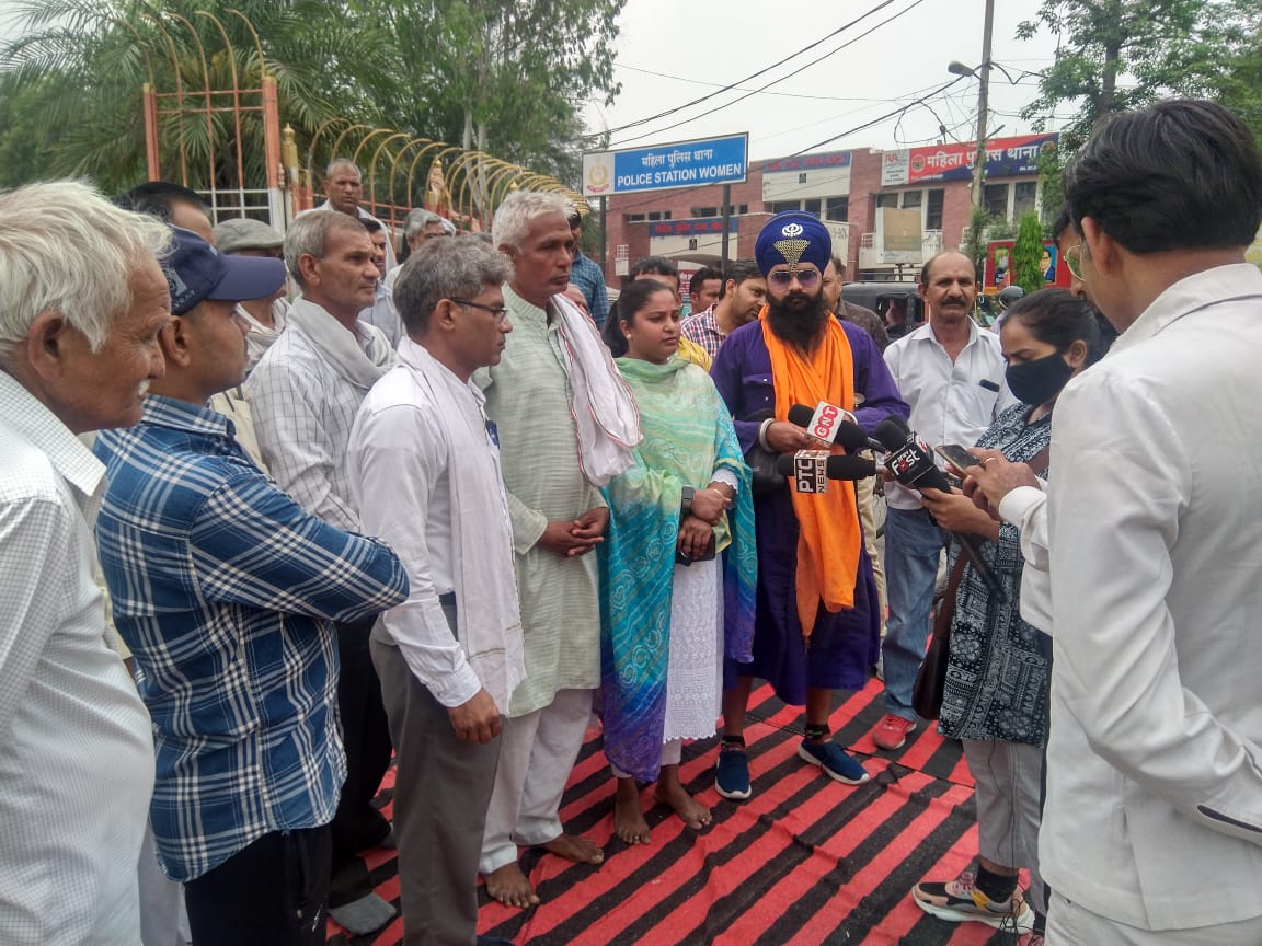 चौथे चरण
*आज भारत बंद करने के समर्थन मे अंबेडकर चौक रोहतक पर*
जाति आधारित जनगणना शुरू करो वरना कुर्सी खाली करो.मूल निवासियों का नारा है भारत देश हमारा है।
भारत मुक्ति मोर्चा महिला प्रदेश संयोजक
Manisha Birla Bohat
<a href="/PMOIndia/">PMO India</a> <a href="/rashtrapatibhvn/">President of India</a> <a href="/cmohry/">CMO Haryana</a> <a href="/Dchautala/">Dushyant Chautala</a> <a href="/BJP4India/">BJP</a>