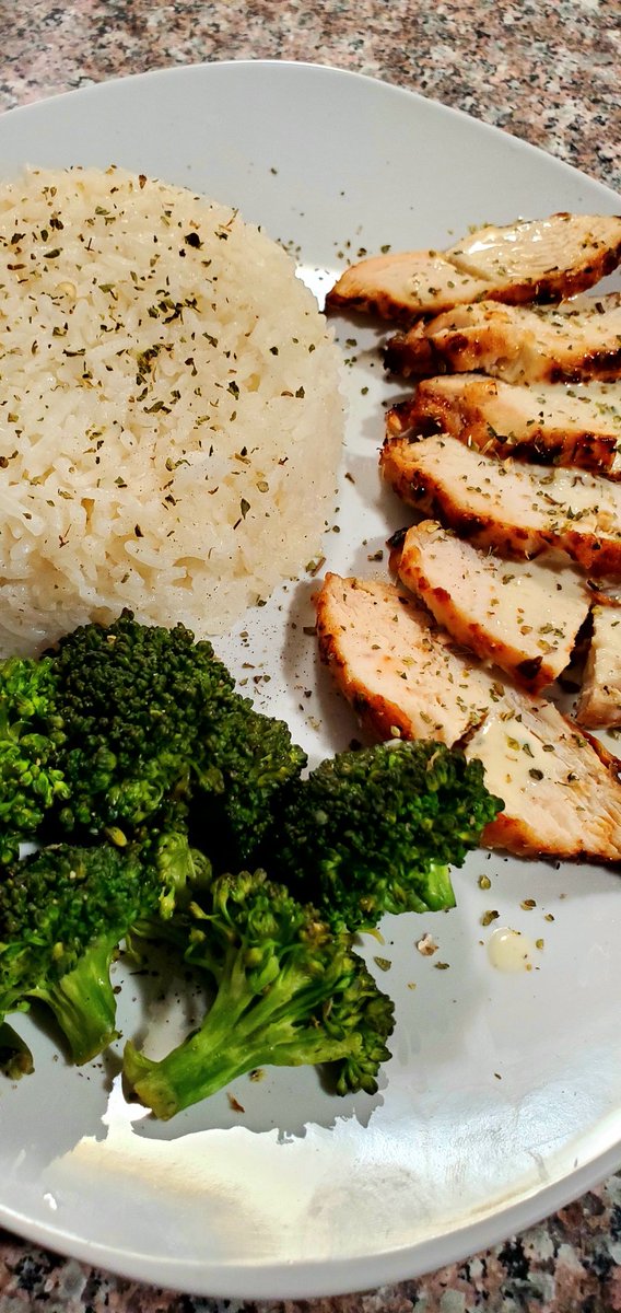 Official_LeoG's tweet photo. This is all I had in the Fridge.
Was so good, ill make it again #ChefVinci #Chickenricebroc https://t.co/JnBDx9lrHc