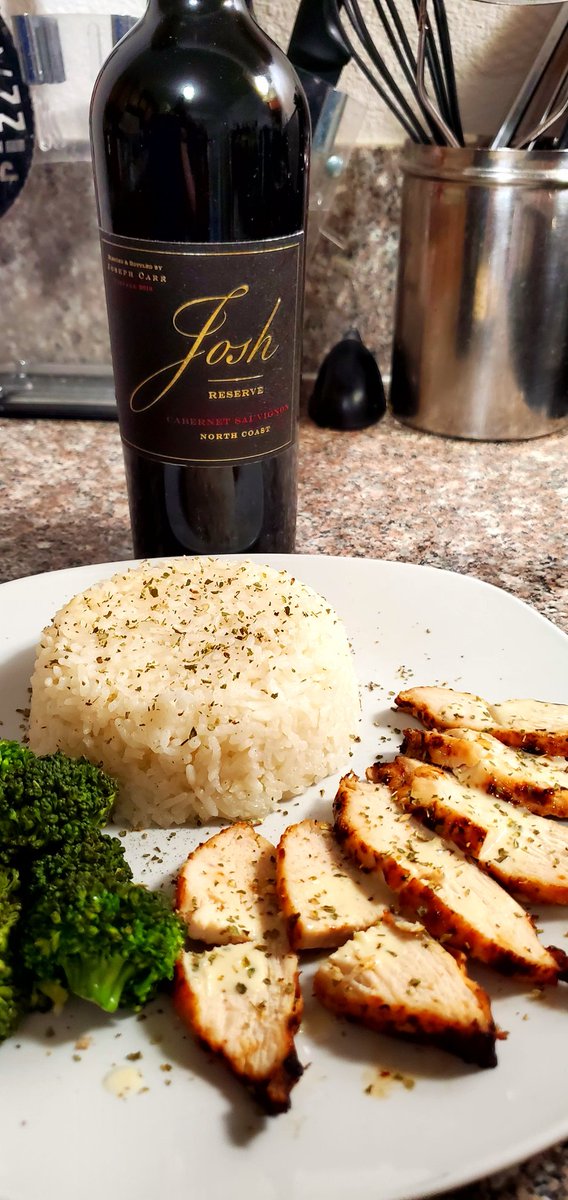 Official_LeoG's tweet photo. This is all I had in the Fridge.
Was so good, ill make it again #ChefVinci #Chickenricebroc https://t.co/JnBDx9lrHc