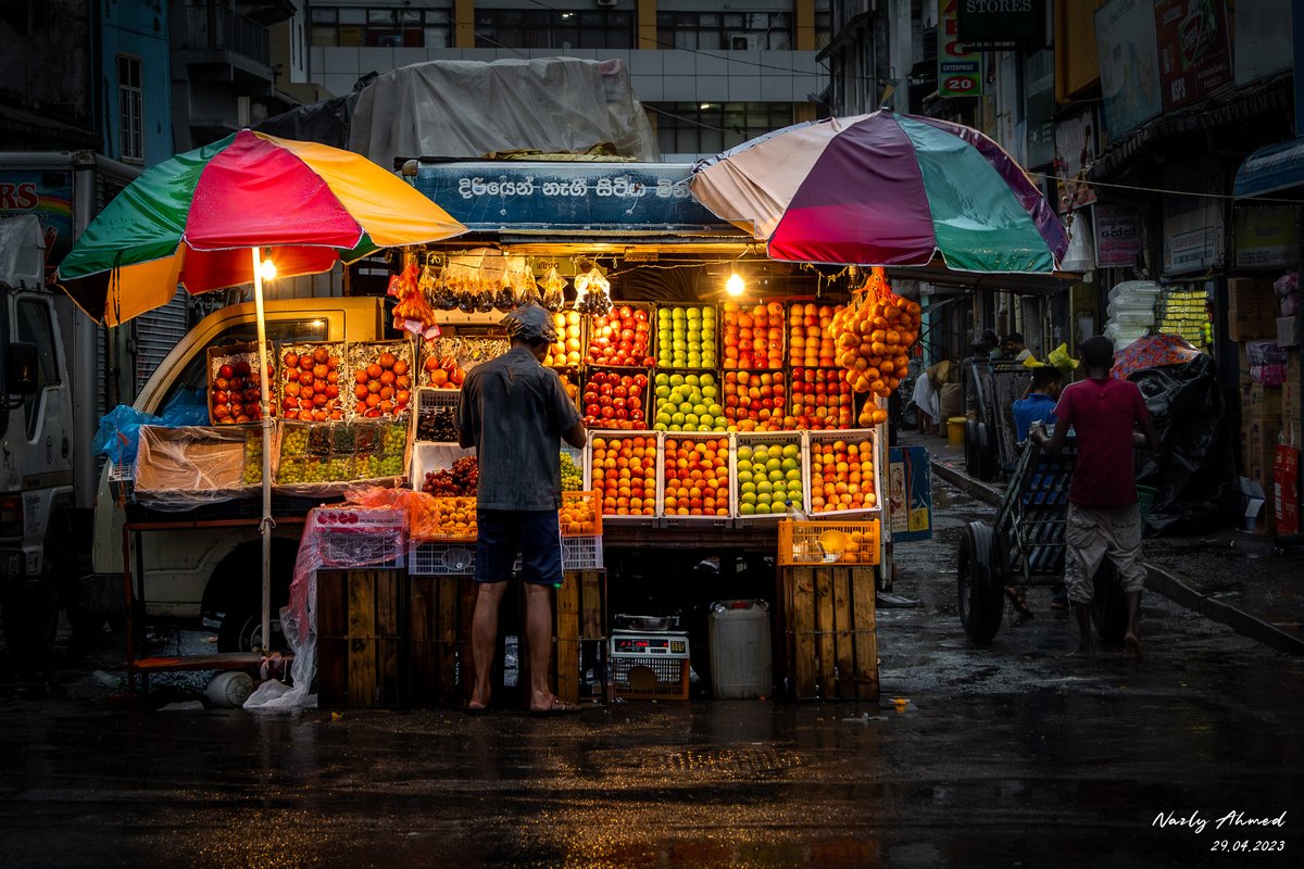 A Fruitful Display
instagram.com/p/CrpqY10yror/

#colombo #srilanka #streetphotography #everydaysrilanka #fruits #streetvendor #fruitvendor #travel #travelsrilanka #visitsrilanka  #people #rain #weather #pettah #market 

@ColoursOfCMB 🇱🇰