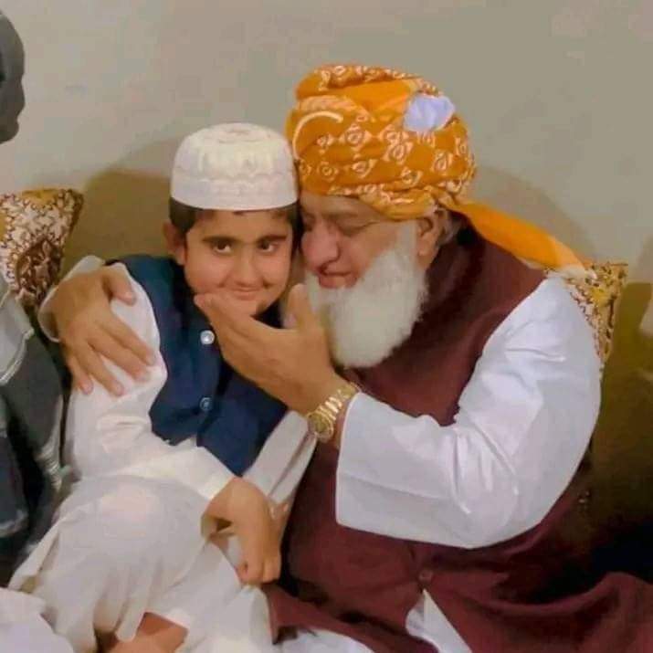 غمِ یتیمی بھی ہلکا ہوجائے
جب یہ شفیق ہاتھ سر پہ ہو۔
۔
مفتی عبدالشکور رحمہ اللہ کے بیٹے (محمد) کیساتھ پیار وشفقت کا اظہار۔۔۔😢
#آہ_مفتی_عبدالشکور