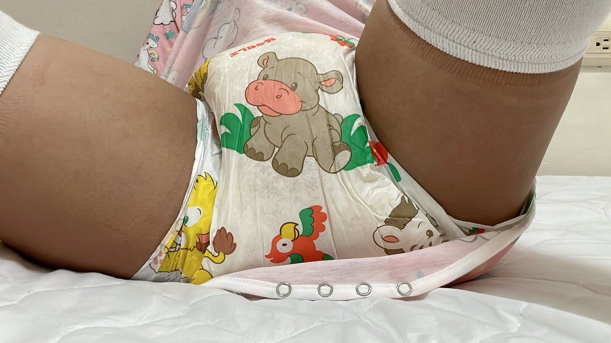ABDL_TT's tweet photo. 打開包屁衣才知道
好像尿的很濕耶😊
超級明顯的尿濕痕跡～
希望大家會喜歡囉 https://t.co/QMKgKAWoAT