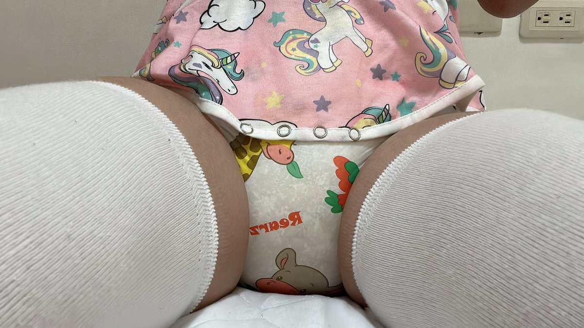 ABDL_TT's tweet photo. 打開包屁衣才知道
好像尿的很濕耶😊
超級明顯的尿濕痕跡～
希望大家會喜歡囉 https://t.co/QMKgKAWoAT