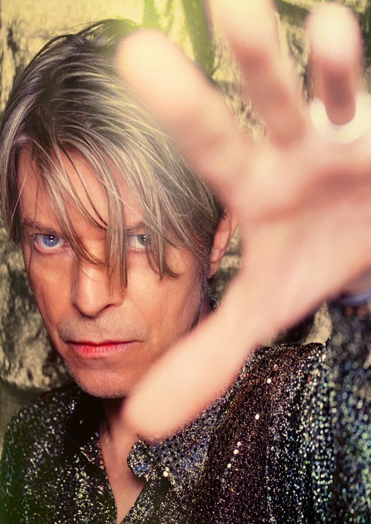 RockConLipstick's tweet photo. • Es muy fácil obsesionarse con el trabajo por no tener que mirarse a uno mismo. Mi vida no se centra en el trabajo que hago. Mi trabajo no soy yo • 

#DavidBowie 
#RockConLipstick💋 https://t.co/7KmQLr0LL7