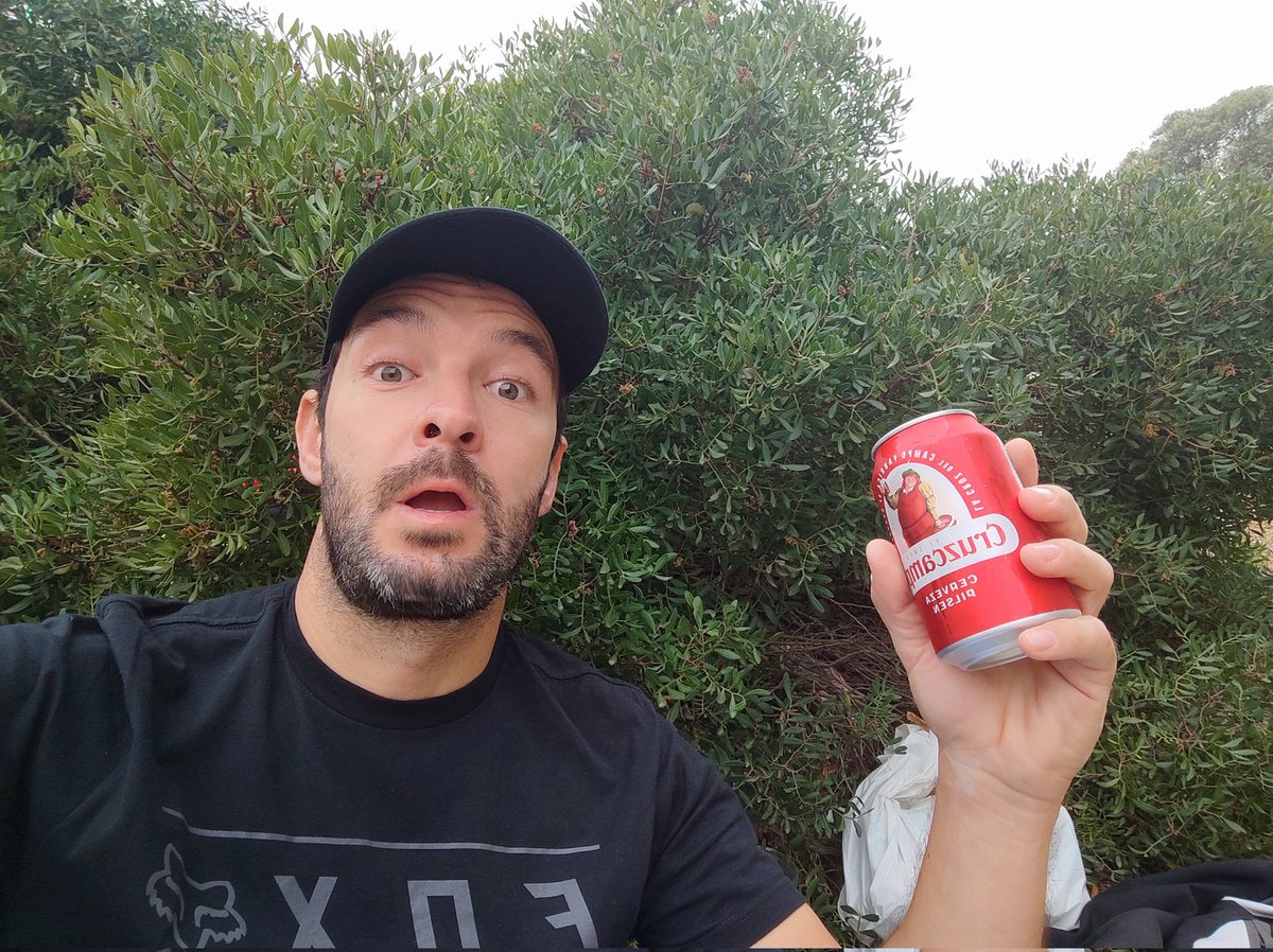 Ivibiker86's tweet photo. @motosjerez desayunando con cerveza como debe ser en un domingo de carreras! Este es mi careto a la hora que es. Este año vengo solo pero con la nevera cargada! 🍺🍺🍺 https://t.co/6el0J4FcK9