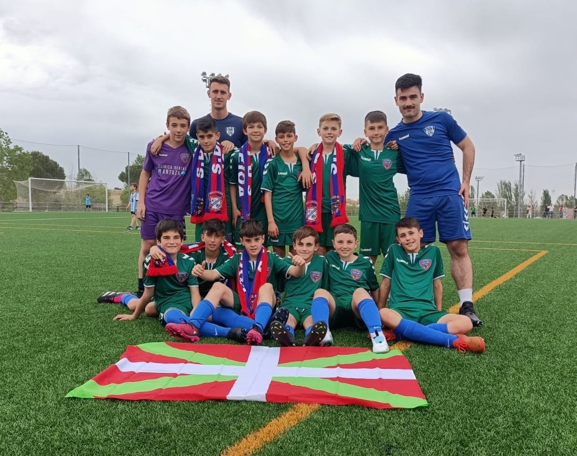 SDLEIOAoficial's tweet photo. 🏆 El 2011A, campeón de la Fase Plata del Torneo Diego Alcalá Rivero disputado en San Sebastián de los Reyes.

Zorionak, talde! 👏

#AupaLeioaBETI 💙❤️ https://t.co/HwOD2peD0q