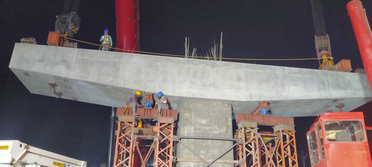 Station work for Patna Metro elevated section in full swing at 2 stations, Others to start soon.

There are 5 stations in the Priority Corridor. (ISBT, Zero Mile, Bhootnath, Khemnichak and Malahi Pakri)

2nd Girder launched at ISBT station.

#patna #Bihar #Metro