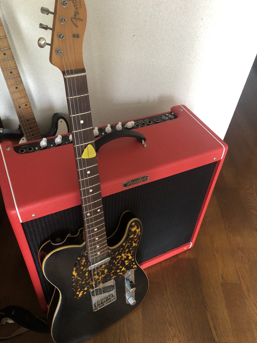 ike_chang's tweet photo. Fender Hot rod deville212。赤いのは珍しい。ルックスに惹かれて買いました。ボリューム1でも爆音で、ライブが楽しみになる一品です。療養中のチバさんを応援する意味で俺も飲酒を控え、その金を購入資金に充当しています。

#mynewgear #チバユウスケ #Fender #hotroddeville #thebirthday https://t.co/AVX0hpZ1uJ