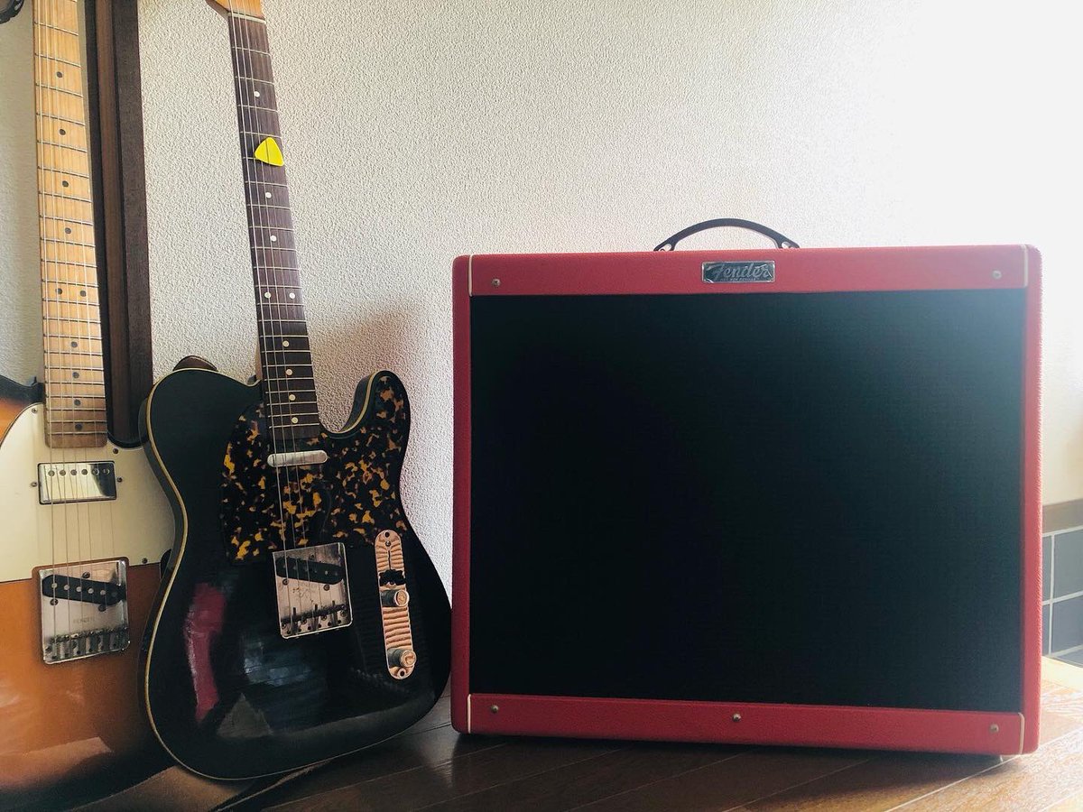 ike_chang's tweet photo. Fender Hot rod deville212。赤いのは珍しい。ルックスに惹かれて買いました。ボリューム1でも爆音で、ライブが楽しみになる一品です。療養中のチバさんを応援する意味で俺も飲酒を控え、その金を購入資金に充当しています。

#mynewgear #チバユウスケ #Fender #hotroddeville #thebirthday https://t.co/AVX0hpZ1uJ