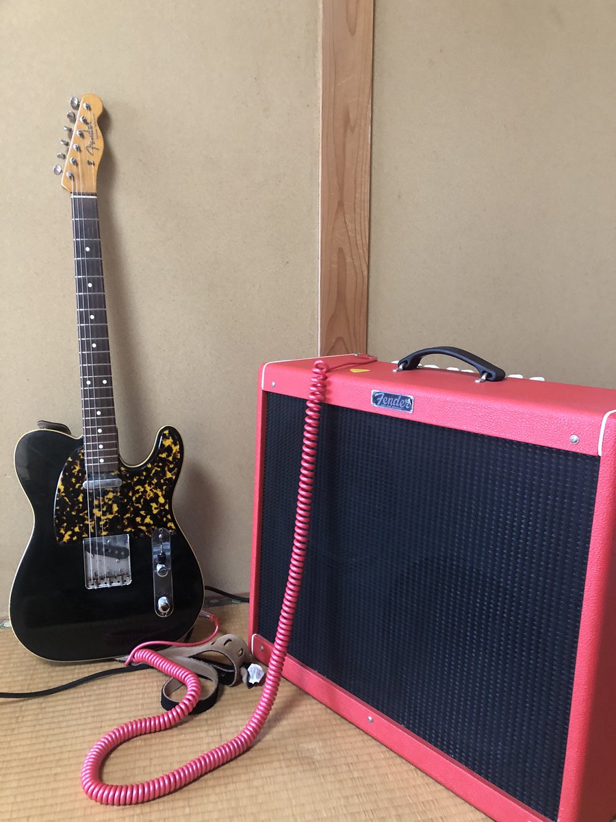 ike_chang's tweet photo. Fender Hot rod deville212。赤いのは珍しい。ルックスに惹かれて買いました。ボリューム1でも爆音で、ライブが楽しみになる一品です。療養中のチバさんを応援する意味で俺も飲酒を控え、その金を購入資金に充当しています。

#mynewgear #チバユウスケ #Fender #hotroddeville #thebirthday https://t.co/AVX0hpZ1uJ