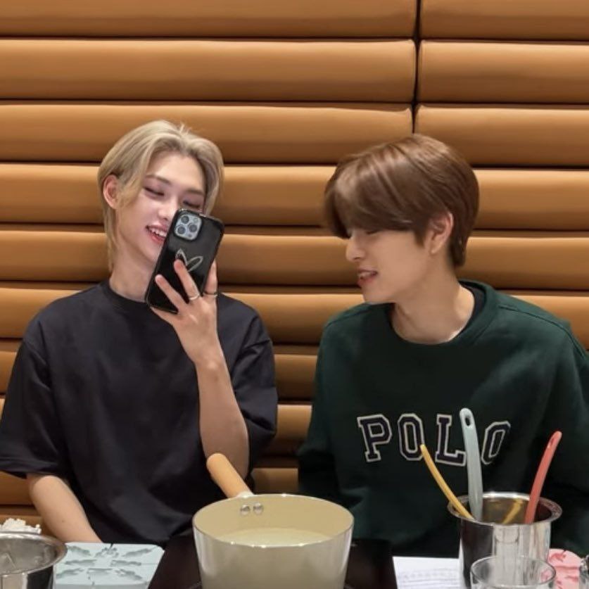 — почему ты выглядишь так, – феликс внимательно смотрел на то, как ким смотрел в экран телефона, и с каждой последующей секундой его улыбка только росла, не зная как описать это состояние друга. — как будто ты зефирка, которая растаяла.   ↓

#hyunminau #hyunmin