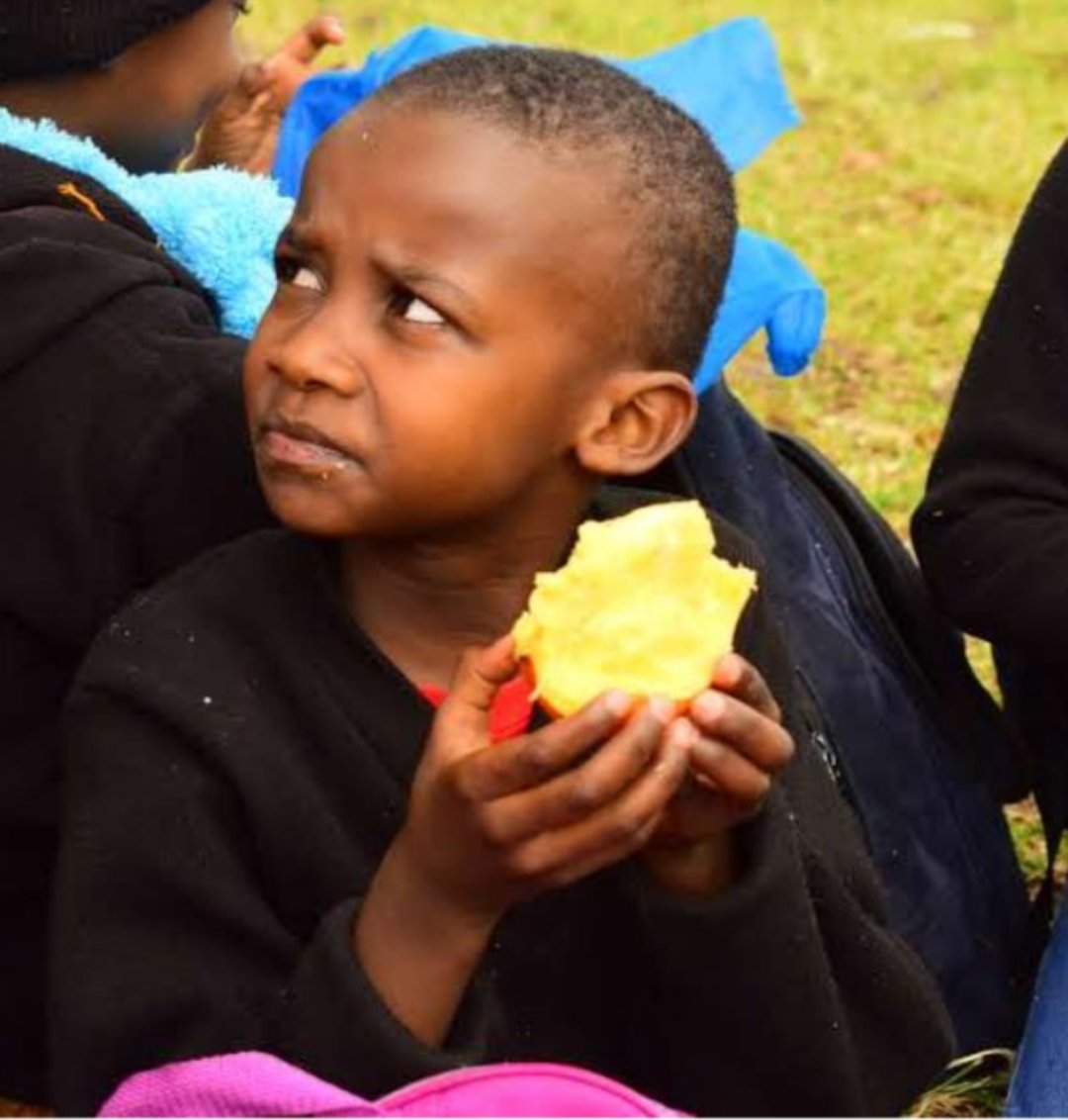 Daudges's tweet photo. So mmesema ako KUIBAMOSIS ama kwashiorkor, bipolar,ama kuhara ya mdomo ? #presidentruto ,#bombasticsideeye #Maandamano https://t.co/tFu5nGw2fs
