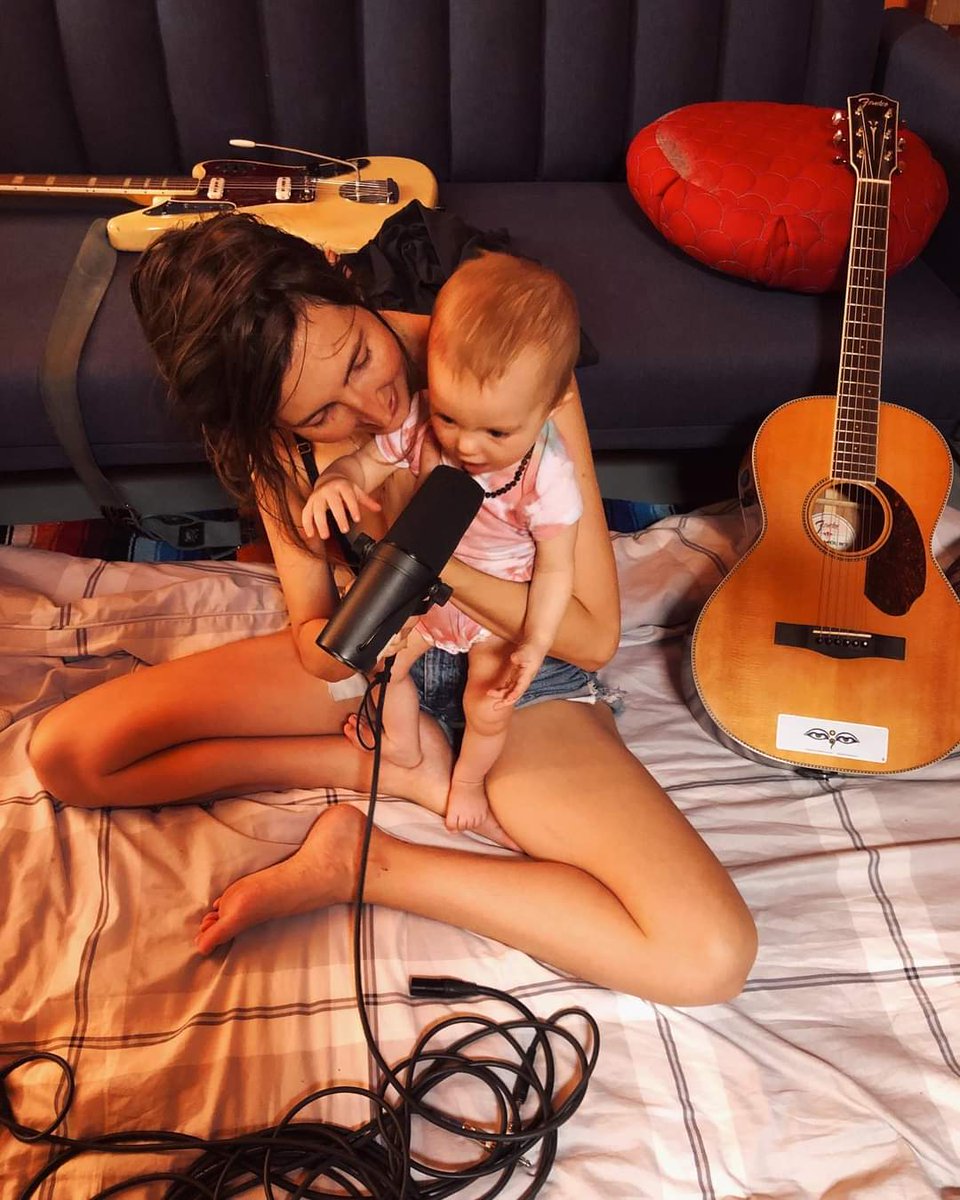 _EKAP_'s tweet photo. Sweet photo of Emily and her daughter Franny 🥰 @_Warpaint https://t.co/1LS2AURAIr