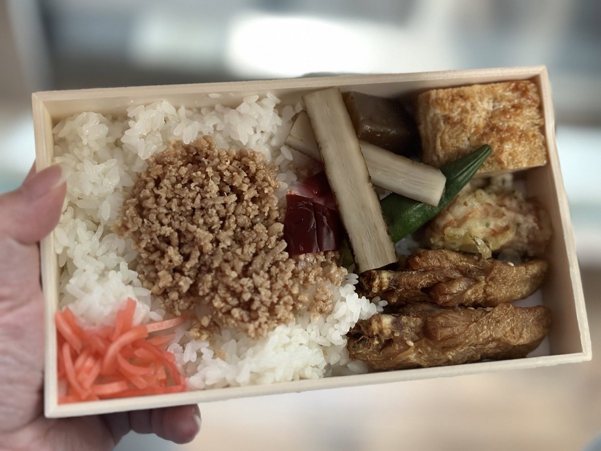 お昼のお弁当はこちら❣️
そぼろです✨✨
美味しいですよねー😋
#モデル
#女優
#撮影
#撮影現場