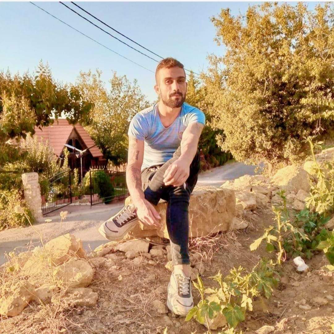 braa_zead's tweet photo. الشاب السوري أنس علي المصيطف أنهى حياته في لبنان بعد القبض عليه بهدف الترحيل و قبل تسليمه للمخابرات السورية! https://t.co/zkdPKEnFx8