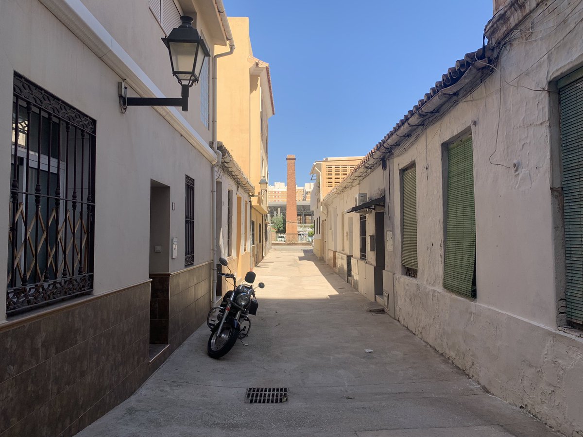 FranzVanPelt's tweet photo. 🧐¿Qué tiene que ver la C/Larios con este barrio olvidado de Málaga? 
Venga, vámonos a dar un paseito por La Isla 🏝️ 🧵👇 https://t.co/dMqvrAnlfh