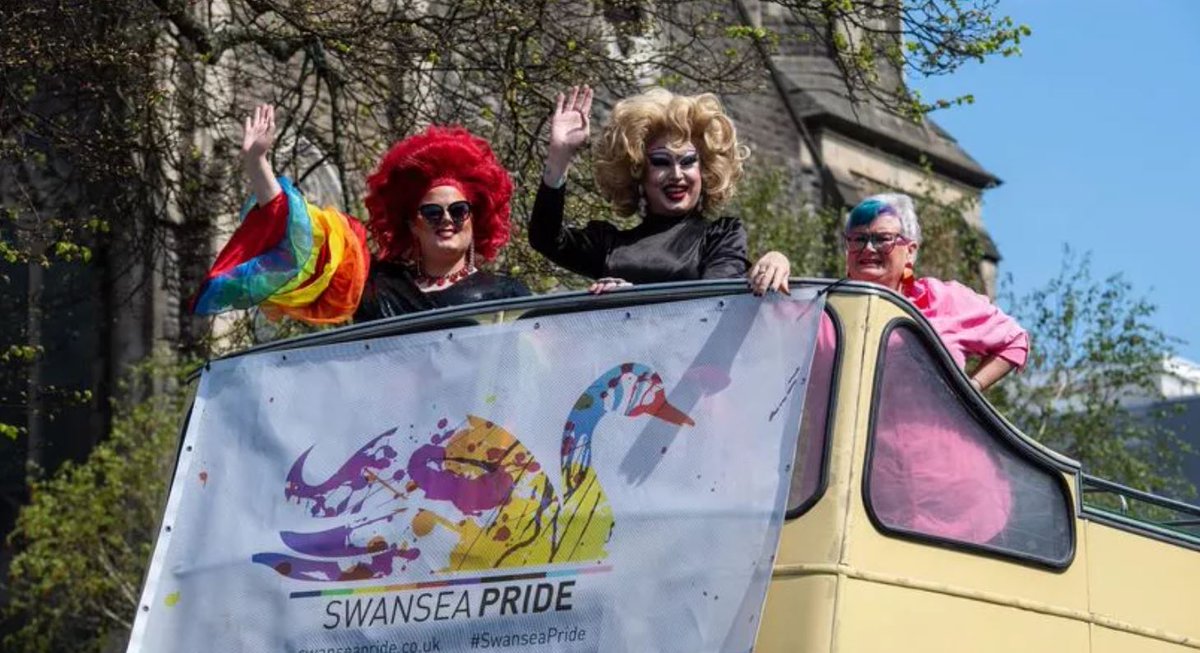 SwanseaOnline10's tweet image. Here are 75 photos of the best outfits, flags and smiling faces at Swansea Pride 2023 #SwanseaPride bit.ly/3NpZkDE