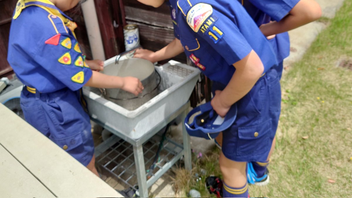 bsatami11's tweet photo. ＧＷはスカウトハウスでデイキャンプ
たくさんの料理お疲れさまでした。
最近は米をとぐのも珍しい��！
ちょっと中の人ビックリです😂
#ボーイスカウト #熱海 #デイキャンプ https://t.co/Wb7mb6P4Oe