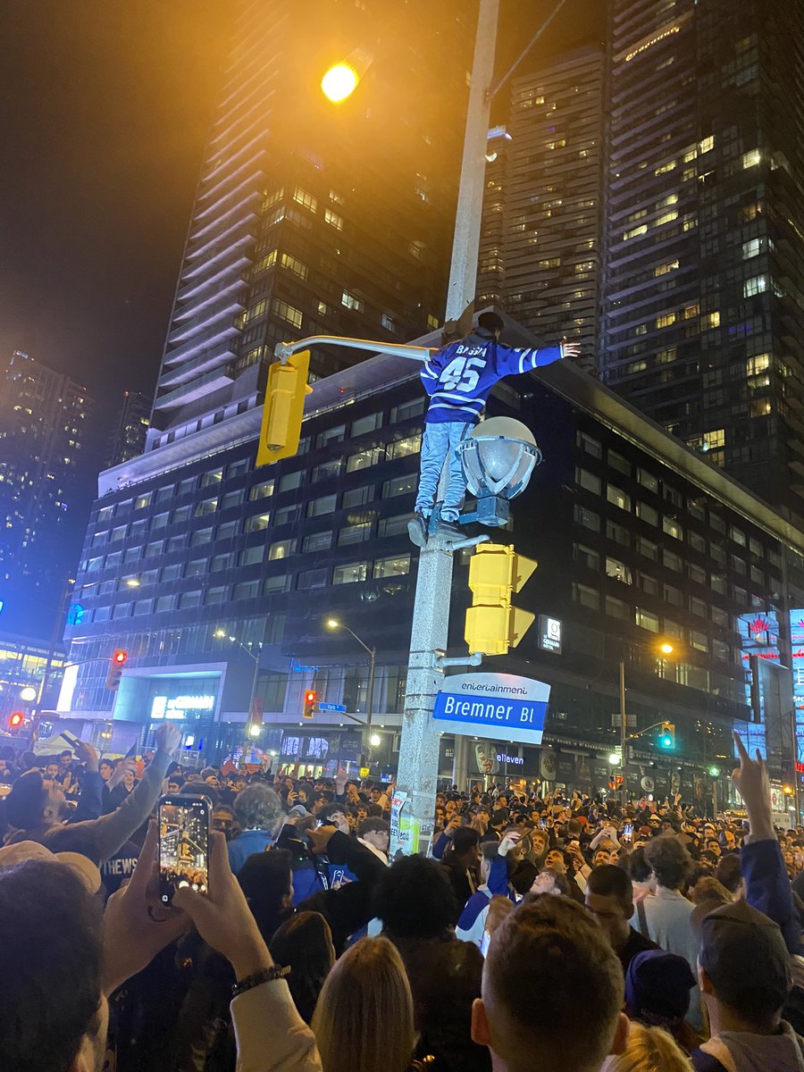 dadeshow's tweet photo. leafs won a playoff series https://t.co/0FXwsF4N0f