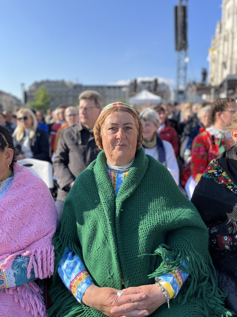 Lavanga's tweet photo. #hungarians at @Pontifex mass in #budapest on the Pope’s last day in #Hungary https://t.co/IhJL7XhOpQ