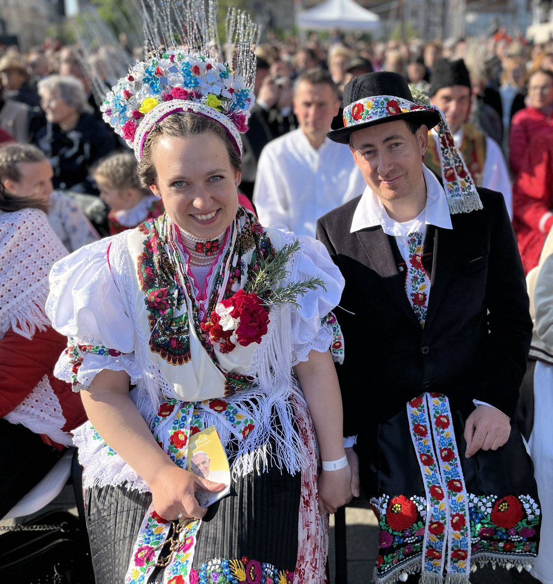 Lavanga's tweet photo. #hungarians at @Pontifex mass in #budapest on the Pope’s last day in #Hungary https://t.co/IhJL7XhOpQ