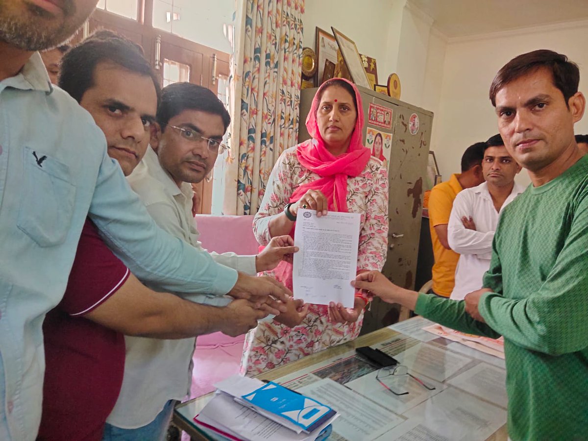 राजस्थान अधीनस्थ कंप्यूटर कर्मचारी संघ, ब्लाक राजगढ़, चुरू के सहायक प्रोग्रामर व सूचना सहायको द्वारा माननीय विधायक महोदया  डॉ. कृष्णा पूनिया जी विधानसभा क्षेत्र सादुलपुर (राजगढ़), चुरू को राजस्थान अधीनस्थ कंप्यूटर कर्मचारी संघ की लंबित ग्यारह सूत्री मांगों का ज्ञापन सोंपा गया.