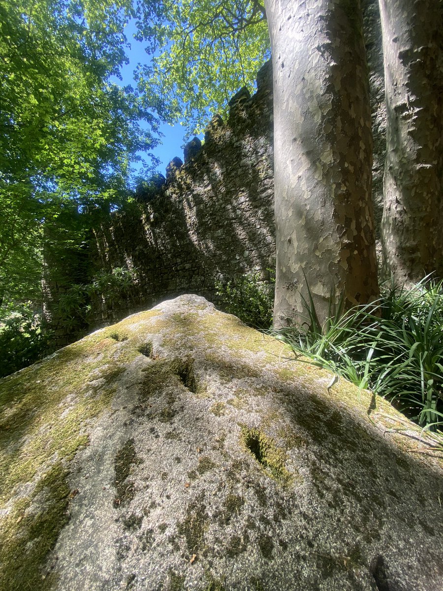 #StoneWorkSunday #CortesDePedra to cut the stones to make the granite blocks for the wall in the background, the builders would either find natural fissures or create new incisions by placing dry wood wedges under pressure&amp;then soaked in water to expand causing the rock to split