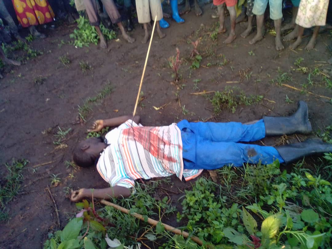 RicOkello's tweet photo. This is the only warning about visiting Abim at the moment.
Karamojong cattle rustlers could put an arrow anywhere, be it your nyash, boobs, face, or whatever.
These are not pictures from Sudan or DRC. They are from the Pearl of Africa. #AbimIsBleeding https://t.co/nyiMQJSqNB