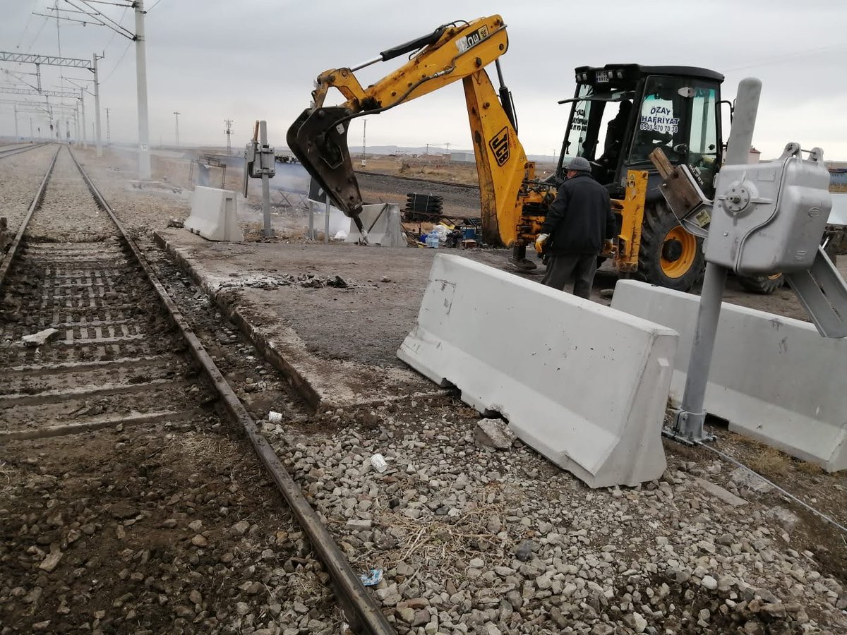 Masa başı otururken bol köpüklü kahve eşliğinde gazetemi okuyorum. 
<a href="/kaMUhendisleri/">Kamu Mühendisleri Platformu</a> 
<a href="/vedatbilgn/">Vedat Bilgin</a>