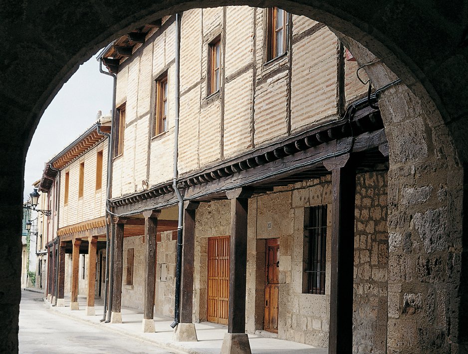 VILLADIEGO
Fundada en el siglo IX y favorecida por unos generosos fueros reales, contó con una importante comunidad judía. La localidad ha sabido conservar un tradicional trazado urbano en el que sobresalen sus plazas y calles porticadas.
Y que nadie "se tome las de Villadiego".