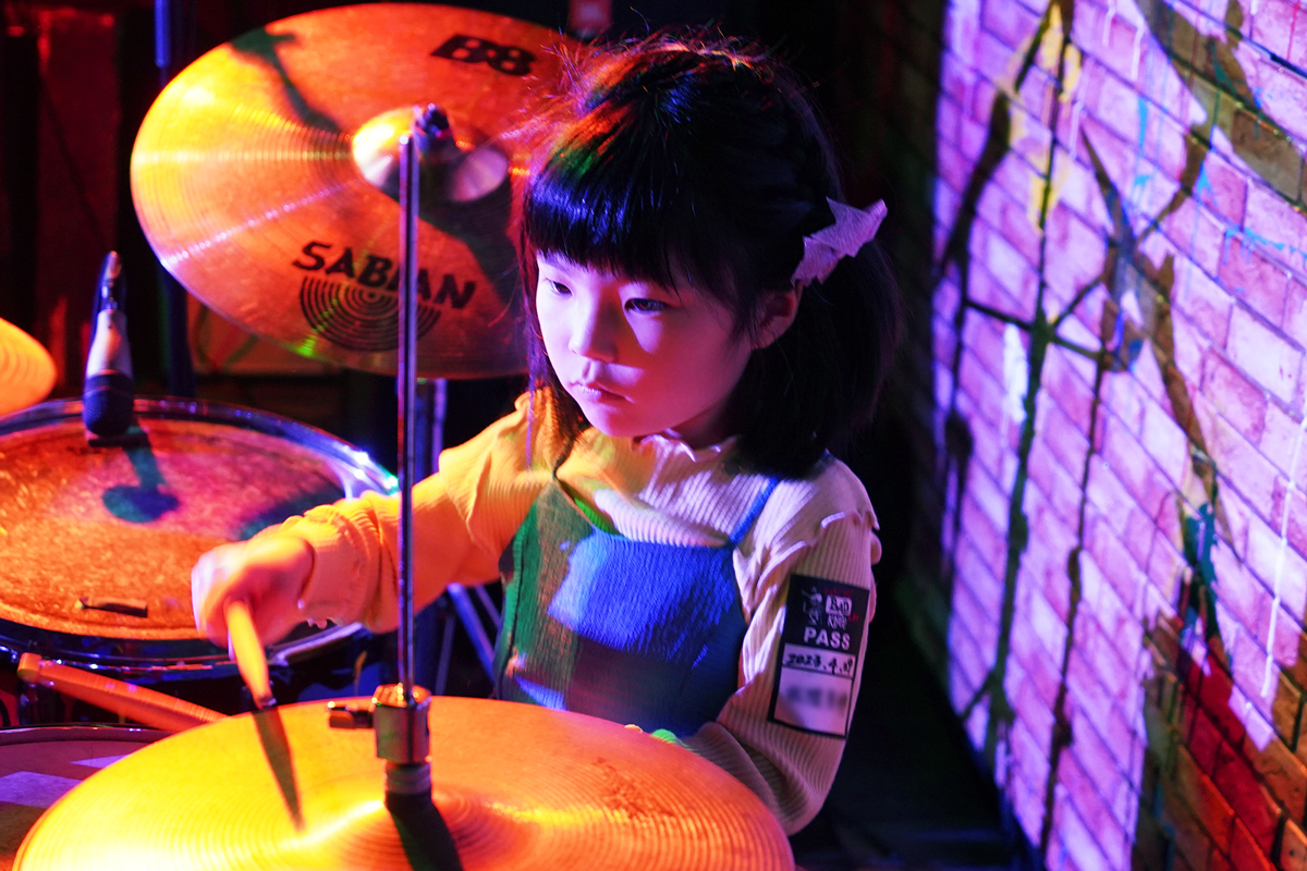 SCRAMBLES_FUK's tweet photo. 🎸プレイヤー発表ライブ開催しました🥁

昨日、第8回となるSMC福岡プレイヤー発表ライブを行いました！
小学生〜70代以上の方まで参加し、過去一の盛り上がりを見せました🔥新企画も発表され、今年のスクールはますます楽しくなりますよー🌟

#育成のスクランブルズ
#SMC
#新規生募集中 https://t.co/i4lVIFL1Tq