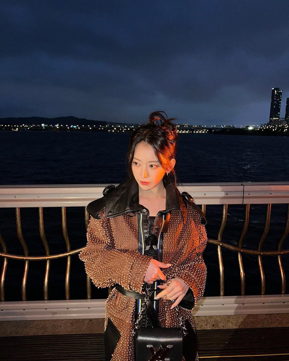 picsofsakura's tweet photo. instagram update
#SAKURAxLouisVuitton
#LVPREFALL2 https://t.co/5nBTBQfHB2