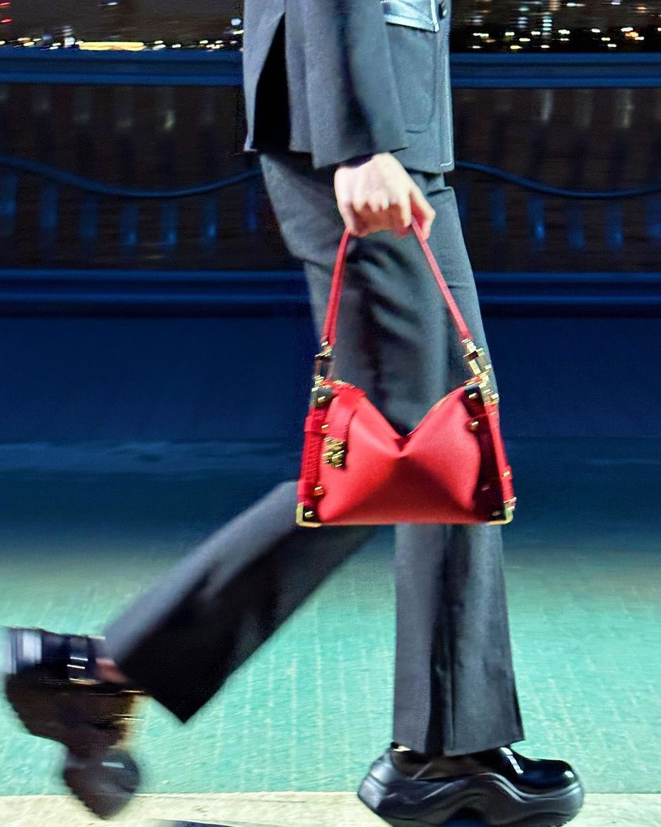 picsofsakura's tweet photo. instagram update
#SAKURAxLouisVuitton
#LVPREFALL2 https://t.co/5wjH2bYiWT