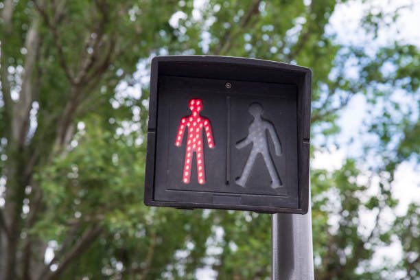 CerfiaFR's tweet photo. 🇫🇷🚦 FLASH | « Les français sont frustrés et n’aiment pas s’arrêter au rouge », des feux tricolores piétons avec un bonhomme orange vont donc être installés en France, dans le cadre d’une expérimentation. https://t.co/ZaE2h6MUX6