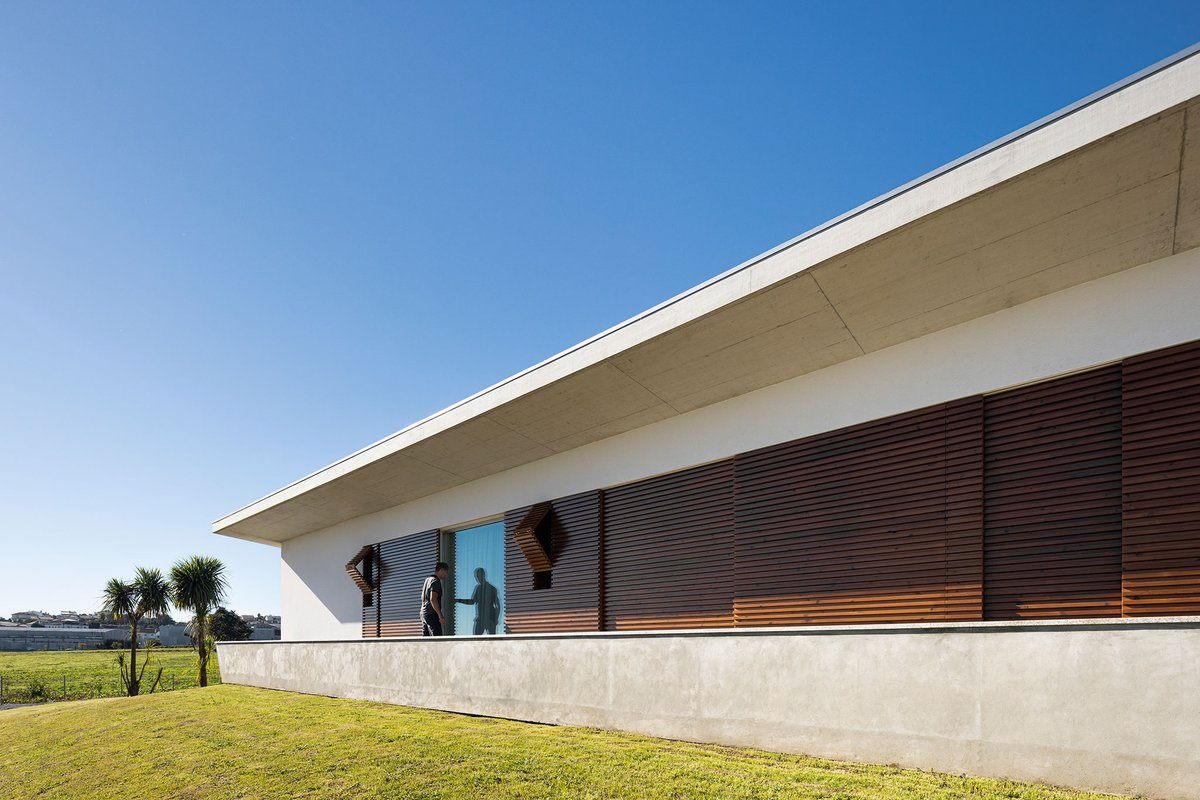 pitch6011's tweet photo. The home designed by Portuguese architectural studio Oval is located in Brufe, in northern Portugal, on an almost flat lot surrounded by a water line running along the west side of the property.💕 #Digital3D #game #ArtWork   
Original: METALOCUS https://t.co/xvGEeTYMF6