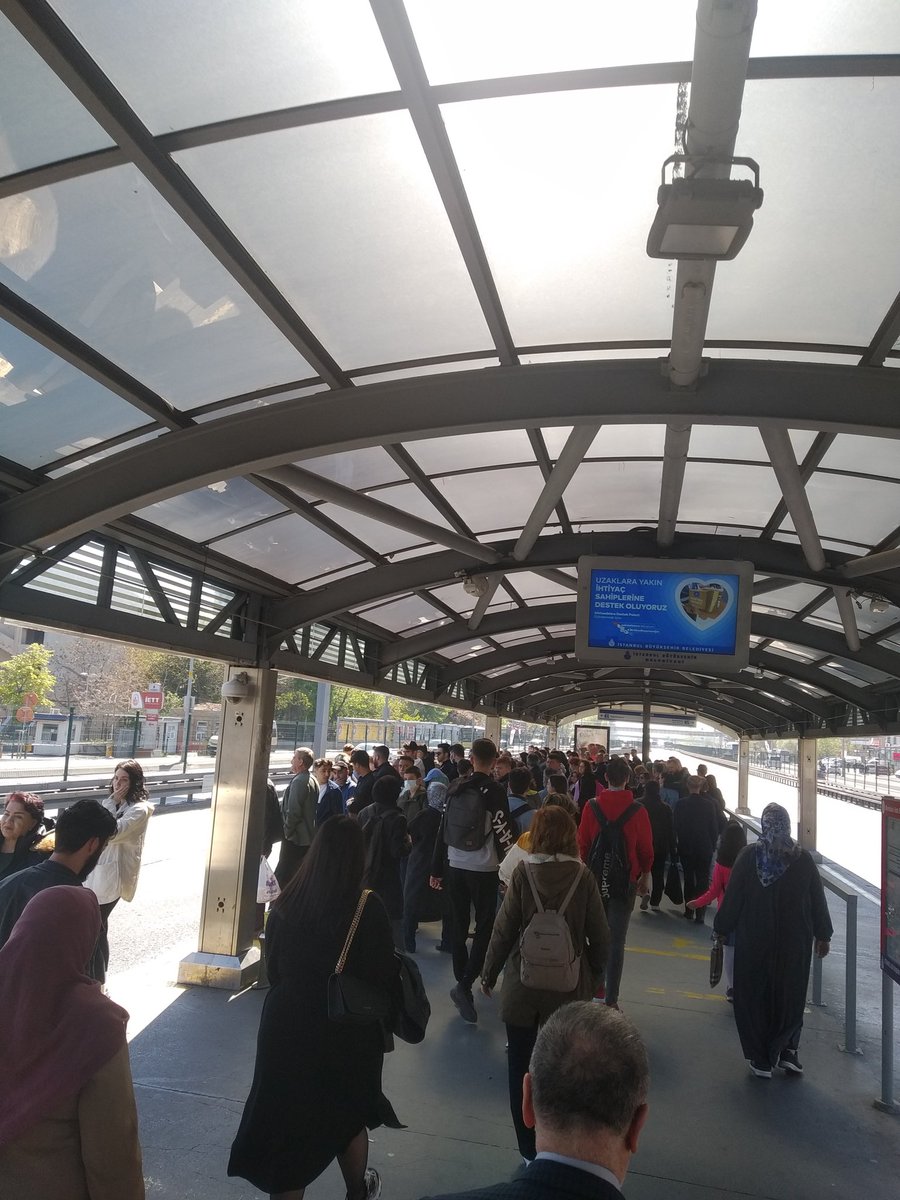 METROBÜS REZİLLİGİ HER GÜN BU KADAR İNSAN VAR AMA ARAÇ YOK PES ARTİK