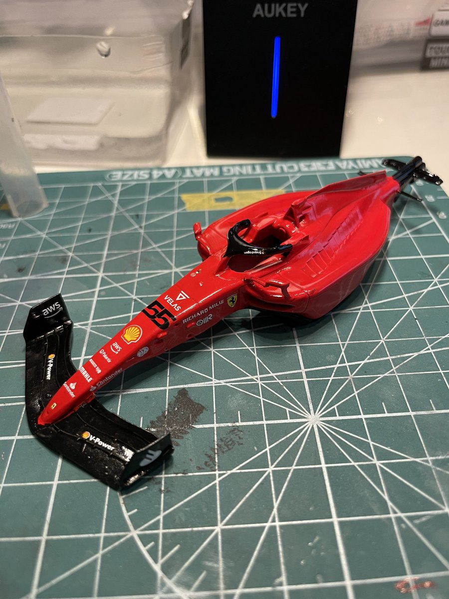 taka2088's tweet photo. デカール途中まで貼り終わり。長かった…リカバリーに1ヶ月以上掛かったな…
#sf75 https://t.co/CQBktC1DDY