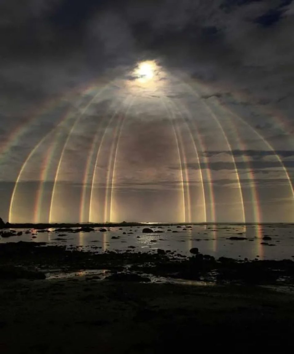sumitsinhaIIT's tweet photo. Earths electromagnetic field lines exposed by atmospheric moisture https://t.co/mXNKmfljm1