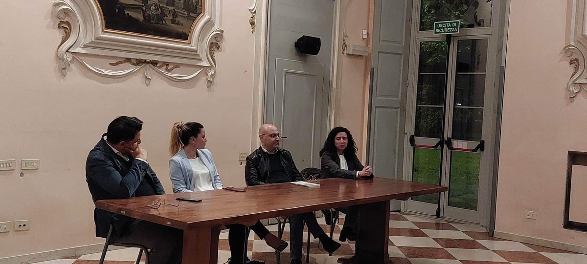 FumSara's tweet photo. Bellissima serata di presentazione di #StorieArtigiane @Ed_Underground_ presso la sala nobile di #FondazioneFerrario a #Vanzago 📖 https://t.co/HcXpvxJDn7