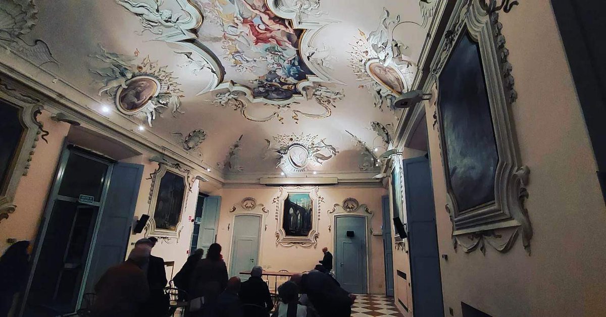 FumSara's tweet photo. Bellissima serata di presentazione di #StorieArtigiane @Ed_Underground_ presso la sala nobile di #FondazioneFerrario a #Vanzago 📖 https://t.co/HcXpvxJDn7