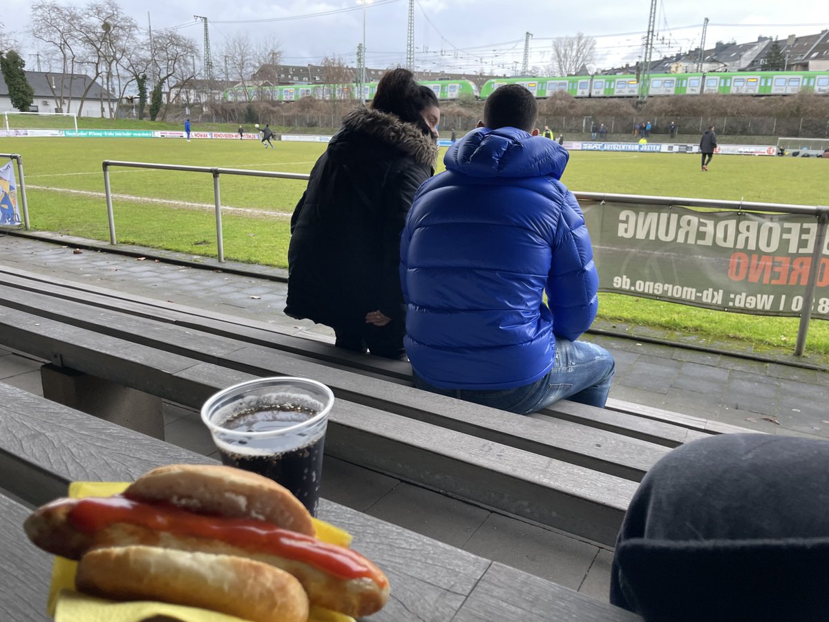 @floodlightsfor2 <a href="/halbvierUK/">Halb Vier</a> <a href="/turu_1880/">TuRU 1880 Düsseldorf</a> Bratwurst, trains, football. Couldn’t ask for more than turu gives us.