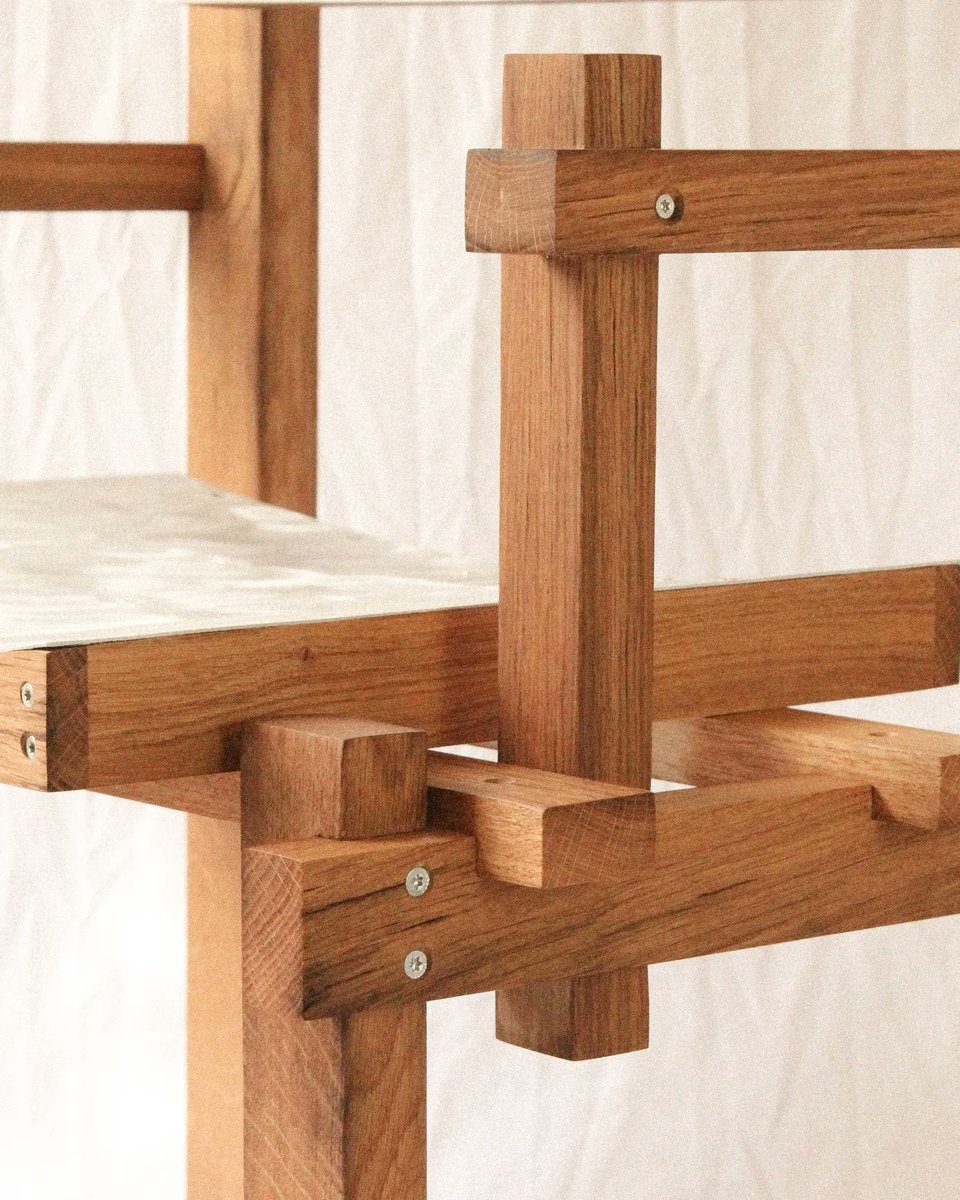 HPeriesse's tweet photo. Fauteuil TORX
Chêne et aluminium brossé
Assemblage mi-bois 
Pièce unique https://t.co/rFFjlkOT75