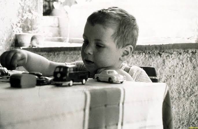 A very emotional photo..
No one knows what life is hiding..
#RestInPeace #RolandRatzenberger 🙏
The darkest weekend of #F1 
29 Years Already..