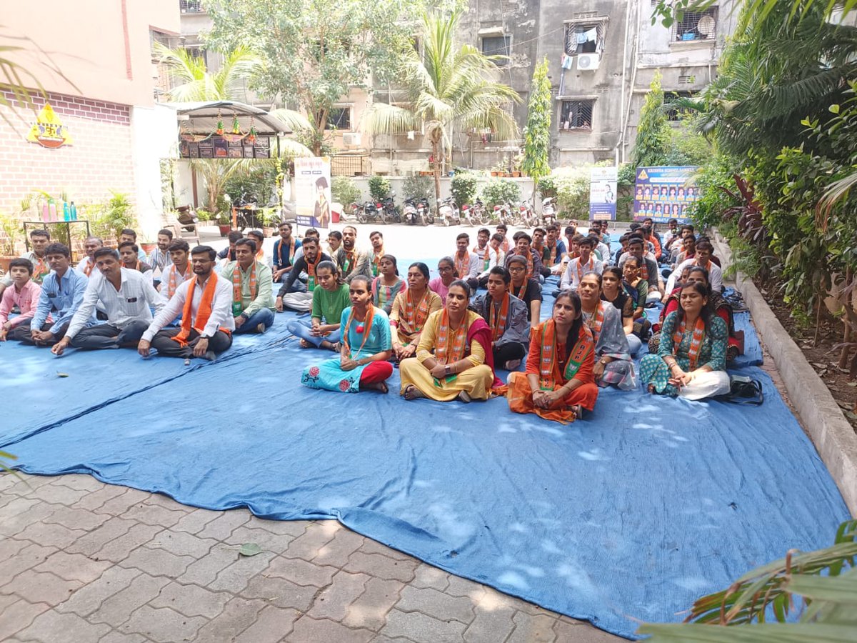 rnvaniya's tweet photo. वॉर्ड नं-16, सूरत महानगर के बुथ  नं.-484 में हमारे आदरणीय प्रधानमंत्री श्री नरेन्द्र मोदी जी द्वारा रेडियो प्रसारित मन की बात के 100 वें  एपिसोड का आयोजन किया गया । #MannKiBaatAt100 
#NarendraModi 
#rameshvaniya  #BJP4Surat  #BJP4Gujarat  #CRPaatil 
#PrafulPansheriya  #BJP4IND https://t.co/qaG1G3vGeb