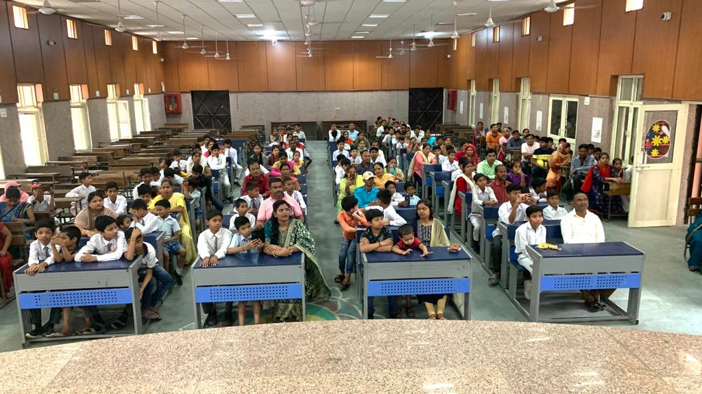 DelhiSmc's tweet photo. Today, parents are participating in the Mega PTM happening across all #DelhiGovtSchools and #MCDSchools for the first time.

Parents play a key role in the children's upbringing and this is the empowerment they needed.

#दिल्ली_की_मेगा_PTM 

@ArvindKejriwal @AtishiAAP https://t.co/prsM68LmY7